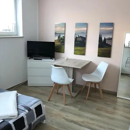 Lamisto Am Waldesrand