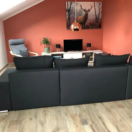 Lamisto Am Waldesrand