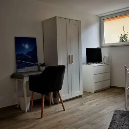 Lamisto Am Waldesrand